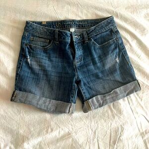 woman’s low waisted jean shorts